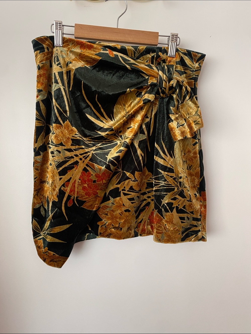 ZARA Velvet Floral Wrap Skirt in Black and Gold  NWOT!🖤